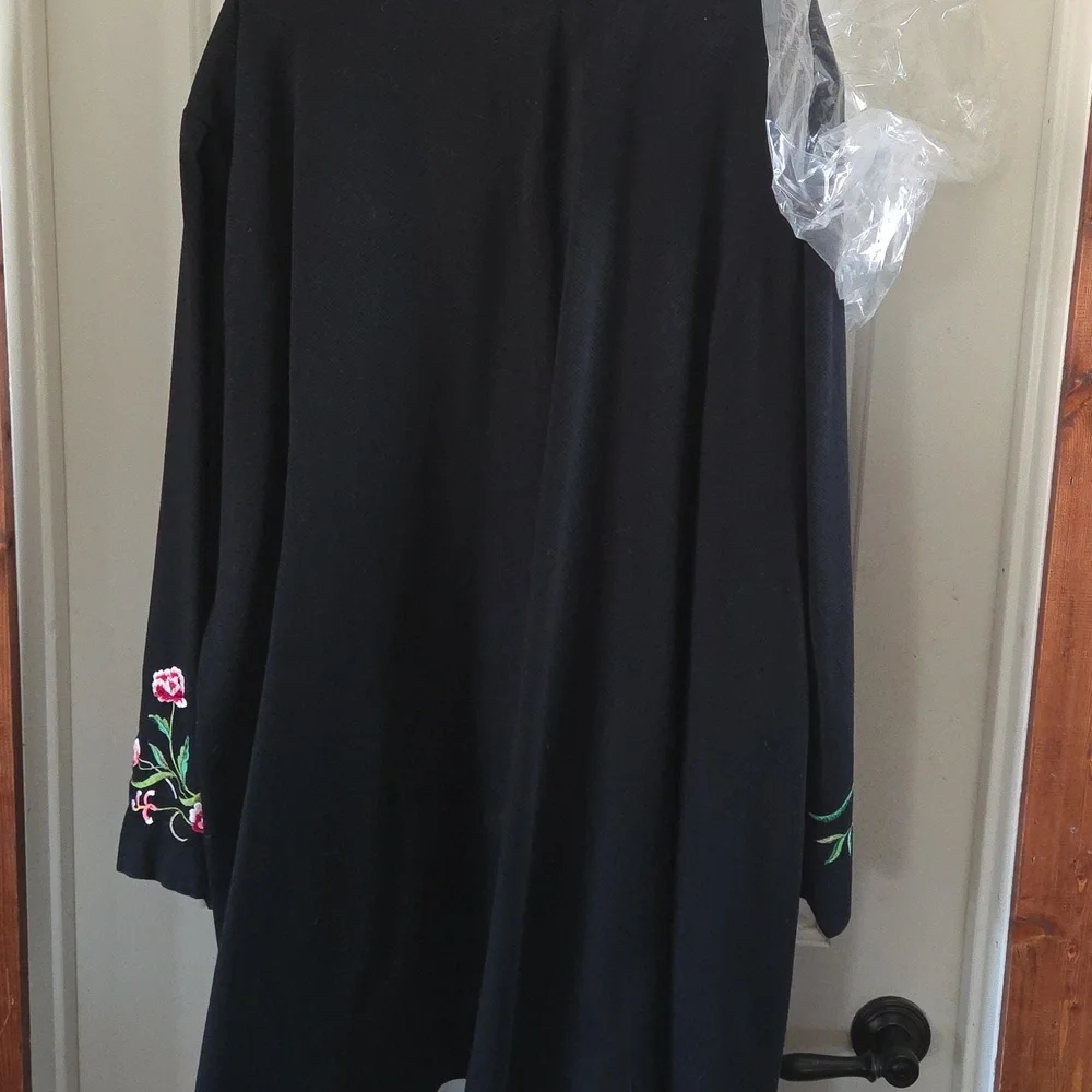 Victor Costa Black Cardigan with Floral Embroidery - Picture 5 of 6